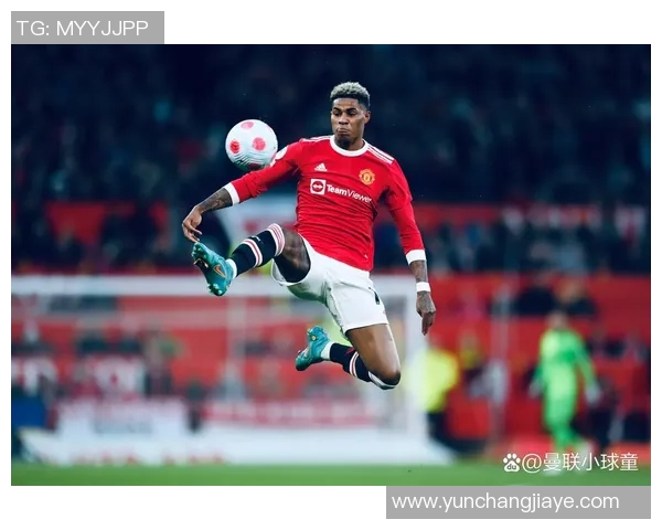 曼联球星精彩足球技艺展示，震撼球场瞬间回顾与分析