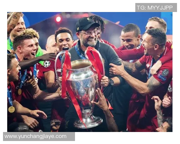 球星足球场外穿衣走秀 展现个性魅力与时尚风采